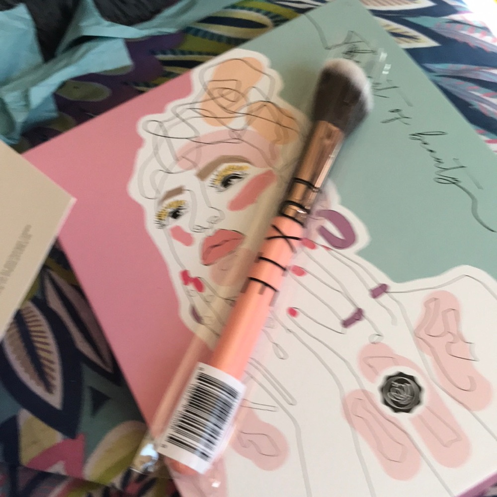 Luxie Beauty 205 Tapered Blending Brush New/Never used